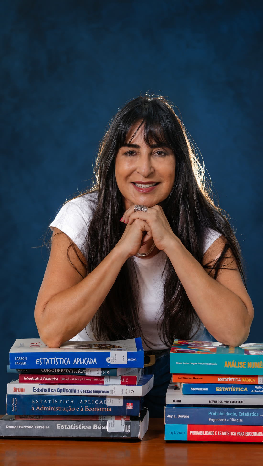 Marise Fagundes com livros de estatística